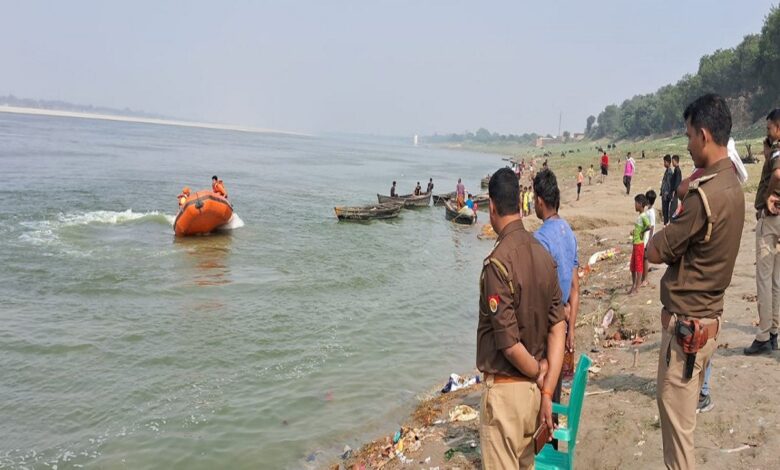 गंगा में बालिका के शव की तलाश करती एनडीआरएफ की टीम, अलीनगर थानाध्यक्ष