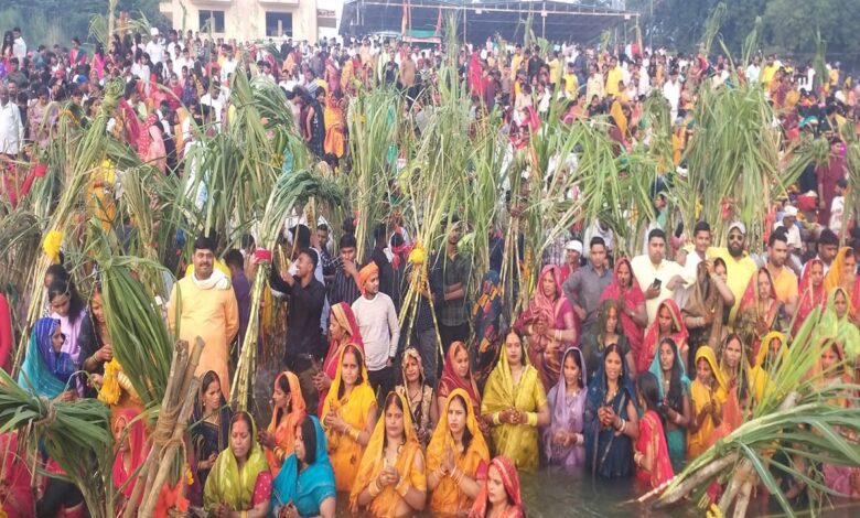 बलुआ पश्चिम वाहिनीं घाट गंगा में छठ पूजन- अर्चन करती ब्रती महिलाये