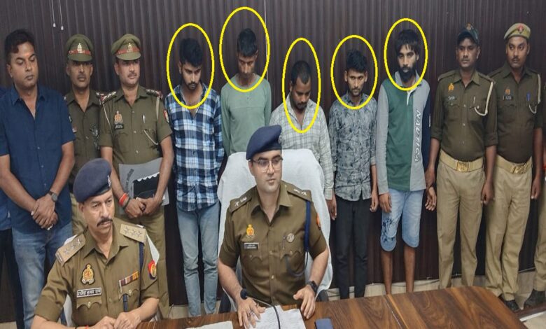 महंगी लग्जरी कारों से शराब तस्करी का खुलासा करते पुलिस अधीक्षक आदित्य लांग्हे