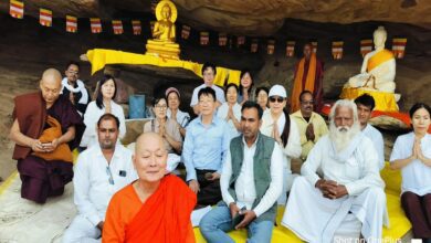 घुरहूपुर के पहाड़ी पर स्थित बुद्ध की गुफा में दर्शन करने पहुंचे वर्मा और म्यांमार से आए बौद्धिस्ट