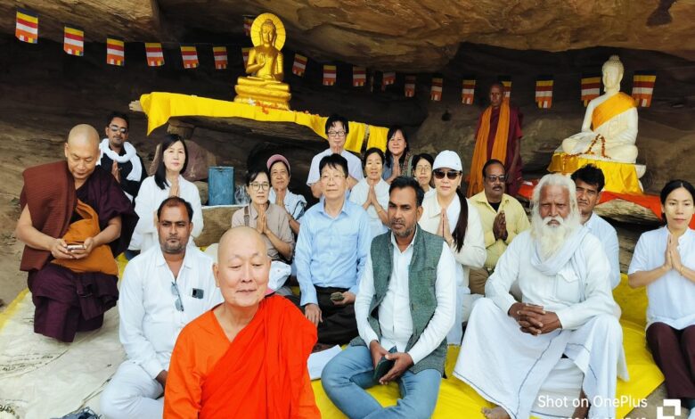 घुरहूपुर के पहाड़ी पर स्थित बुद्ध की गुफा में दर्शन करने पहुंचे वर्मा और म्यांमार से आए बौद्धिस्ट