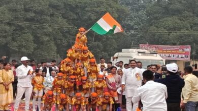 22 वीं जिला स्तरीय खेलकूद प्रतियोगिता के दौरान पिरामिड बनाकर विधायक का स्वागत करते स्कूली बच्चे