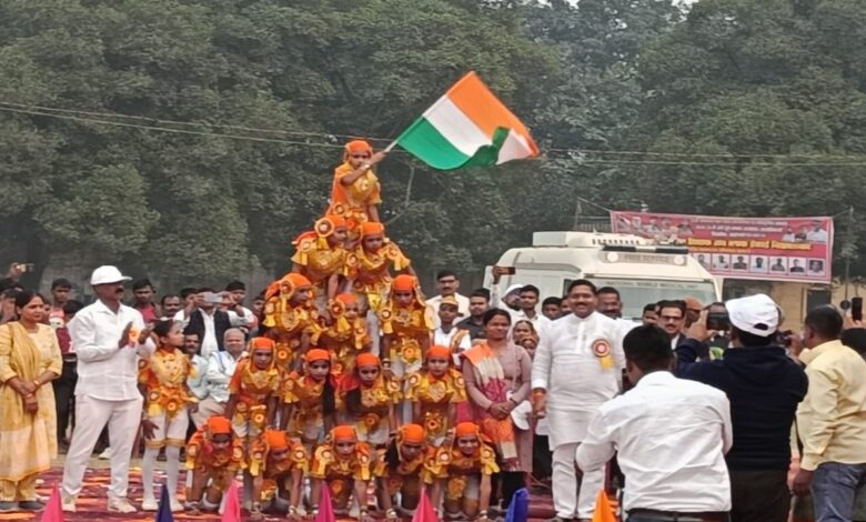 22 वीं जिला स्तरीय खेलकूद प्रतियोगिता के दौरान पिरामिड बनाकर विधायक का स्वागत करते स्कूली बच्चे