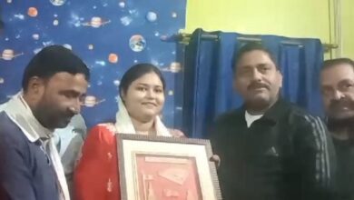 हर्षिता सिंह को सम्मानित करते विधायक रमेश जायसवाल