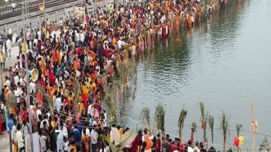 मानसरोवर तालाब पर डूबते सूर्य को अर्घ्य देने पहुंचे वर्ती और उनके परिजन