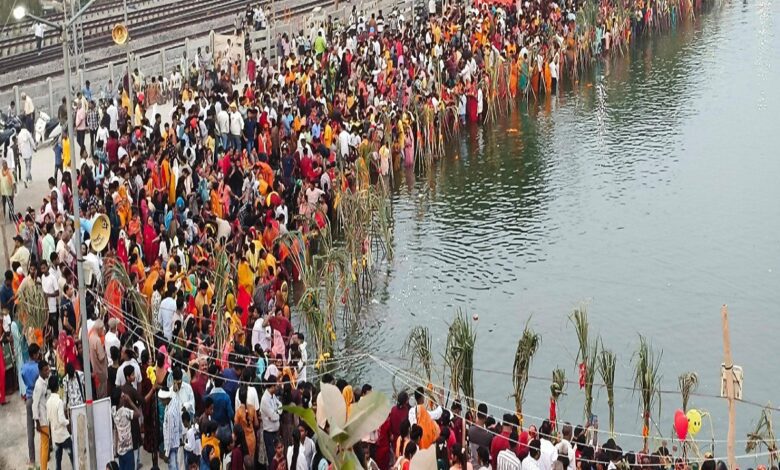 मानसरोवर तालाब पर डूबते सूर्य को अर्घ्य देने पहुंचे वर्ती और उनके परिजन