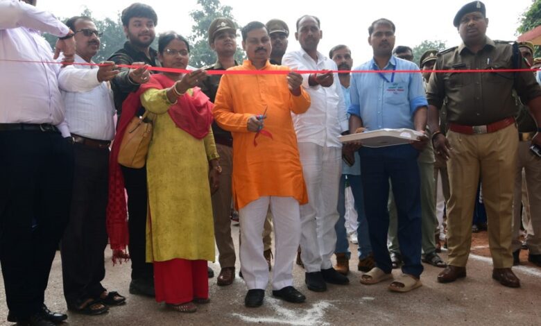 फीता काटकर कार्यक्रम का शुभारम्भ करते बीजेपी नेता