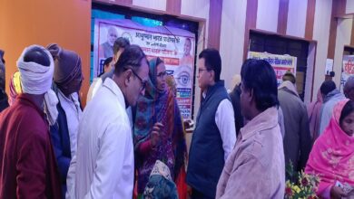 जन चौपाल का निरीक्षण करते सीएमओ चंदौली