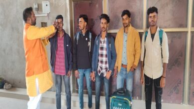 बलुआ में हरिद्वार रवाना होने से पूर्व बटुकों को तिलक लगाकर रवाना करते समिति के अध्यक्ष दीपक जायसवाल