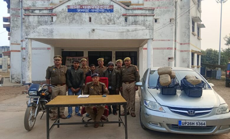 चकरघट्टा थाने में गांजा तस्करी मामले का खुलासा करते सीओ नौगढ़