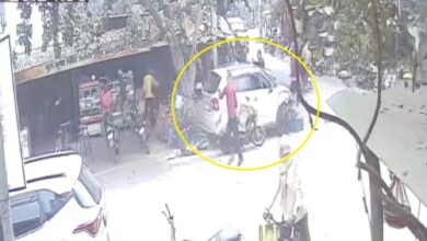 सब्जी की दुकानों को कुशलती सफेद रंग की कार