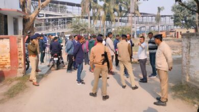 डीडीयू जंक्शन पर तैयारियों का जायजा लेते और निर्देश देते डीआरएम
