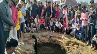 कुएं के पास इकट्ठा ग्रामीणों की भीड़