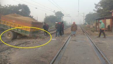 कुछमन स्टेशन रेलवे फाटक पर टूटा ट्रैक्टर का गुल्ला