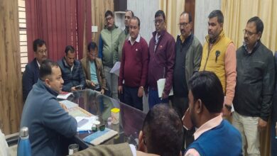 एसडीएम अनुपम मिश्रा घरौनी वितरण को लेकर तहसील और ब्लॉक के अधिकारियों को निर्देशित करते हुए