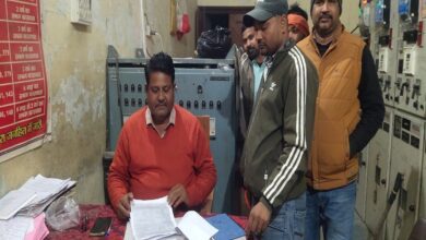 विद्युत चोरी का मुकदमा दर्ज कराते हुए अवर अभियंता रविन्द्र राय