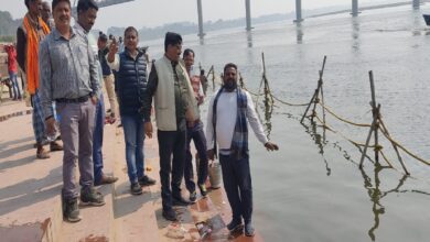 बलुआ पश्चिम वाहिनीं तट पर पानी में लगे रस्से की चेकिंग करते गंगा सेवा समिति के अध्यक्ष, नायब तहसीलदार, एडीओ पंचायत आदि अधिकारी