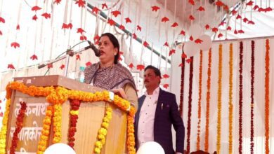 उपस्थित लोगों को संबोधित करती राज्यसभा सांसद साधना सिंह