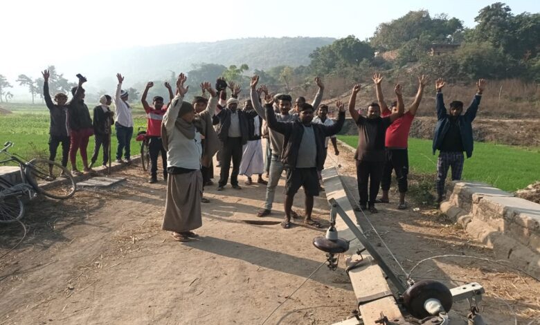 प्रदर्शन करते ग्रामीण