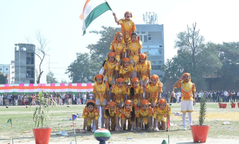 पिरामिड बनाकर तिरंगा ध्वज फहराते प्राथमिक स्कूल चकिया के बच्चे