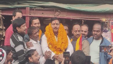 पीडीडीयू नगर में काली मंदिर पर विधायक मुग़लसराय रमेश जायसवाल का स्वागत करते बीजेपी कार्यकर्ता