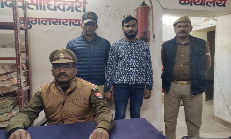 पुलिस की गिरफ्त में आरोपी युवक