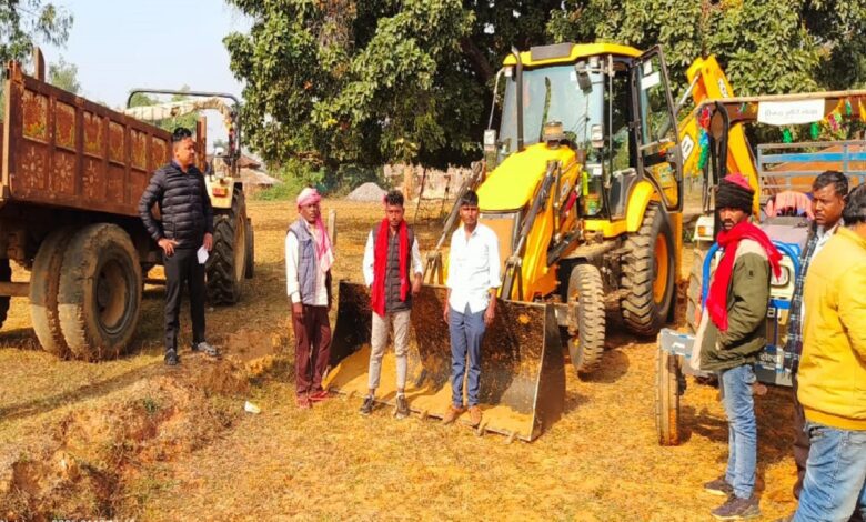 अवैध खनन की सूचना पर छापेमारी के दौरान एसडीएम कुंदन राज कपूर