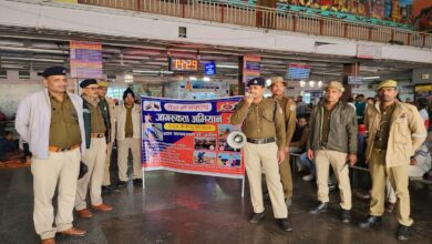 डीडीयू जंक्शन पर आरपीएफ द्वारा चलाया जा रहा जागरूकता अभियान