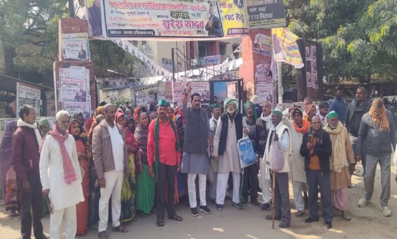 तहसील मुख्यालय पर कांग्रेस नेता देवेन्द्र प्रताप सिंह मुन्ना के नेतृत्व में विरोध जताते हुए किसान और महिलायें