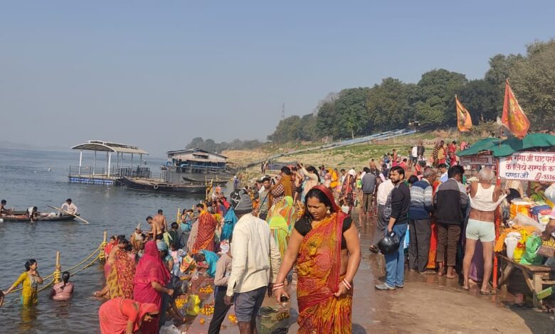 बलुआ घाट पर पश्चिम वाहिनी गैंगा में स्नान करते श्रद्धांलू