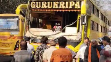 क्षतिग्रस्त महाकुम्भ से लौट रहे श्रद्धांलुओं कि बस