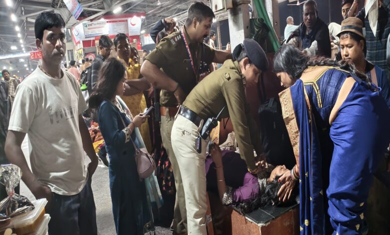 महिला यात्री को सीपीआर देती आरपीएफ महिला जवान