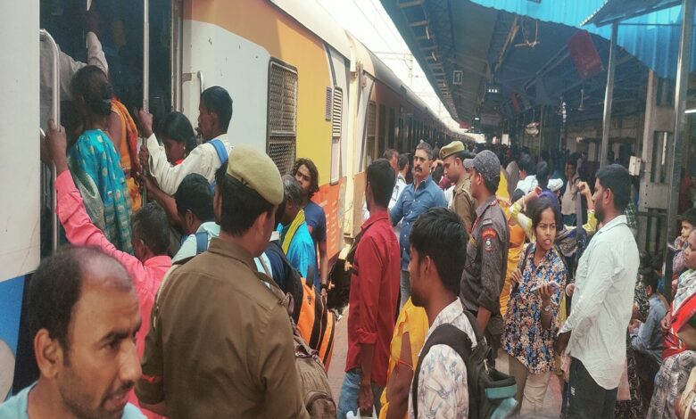 महाकुंभ स्पेशल ट्रेन में श्रद्धालु यात्रियों को सवार कराते जीआरपी आरपीएफ जवान