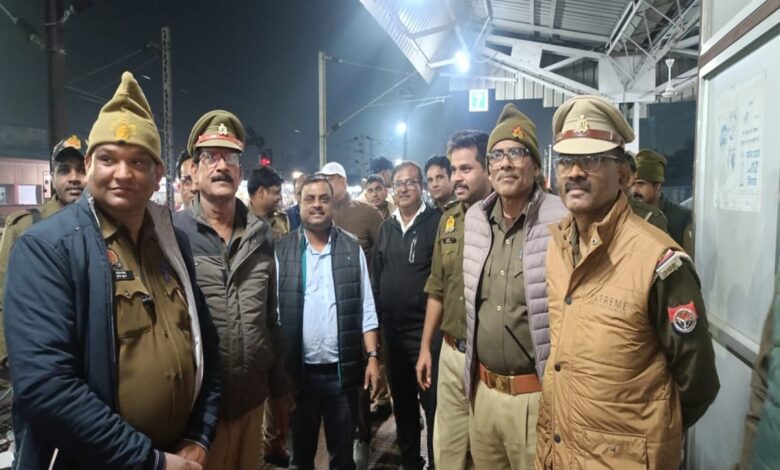 डीडीयू जंक्शन पर एसडीएम डीडीयू नगर और पुलिस कर्मी