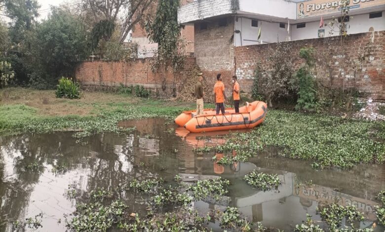 तालाब में डूबे युवक के शव की तलाश करती एनडीआरएफ की टीम