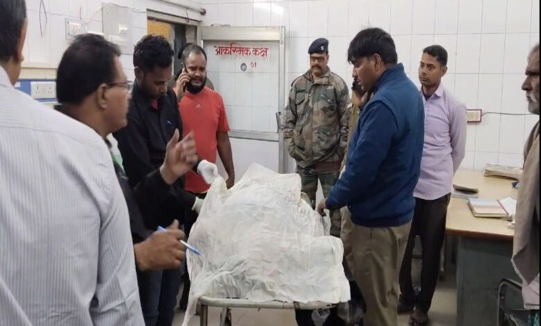 जिला अस्पताल में मृतक का शव, पुलिस कर्मी और मृतक का दोस्त फोन से परिजनों की सूचना देता