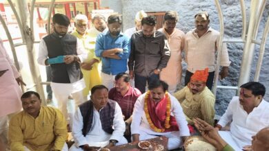 रामगढ़ बाबा कीनाराम मठ में हवन पूजन करते कैबिनेट मंत्री अनिल राजभर