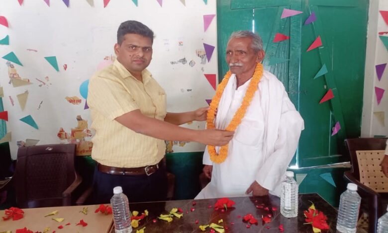 खंड शिक्षा अधिकारी अमित कुमार पाल जी द्वारा सेवानिवृत चंद्रभूषण सिंह यादव को माल्यार्पण कर सम्मानित करते हुए