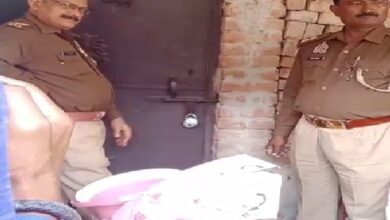 मकान को सील करती चकिया कोतवाली पुलिस