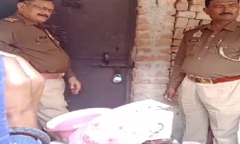 मकान को सील करती चकिया कोतवाली पुलिस