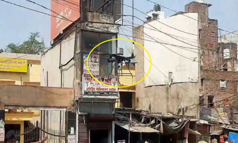 डीडीयू नगर में उड़ता ड्रोन कैमरा