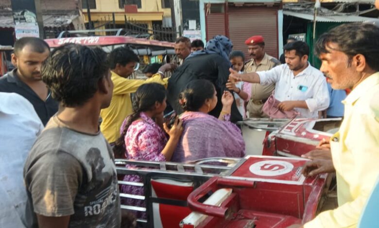 सड़क पर पलटी ई रिक्शा में फंसे लोगो को बाहर निकलते लोग