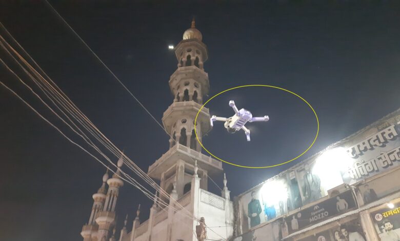 ड्रोन कैमरे से निगरानी करती पुलिस