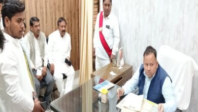 एसडीएम अनुपम मिश्रा से मिलकर शिक्षक की गिरफ्तारी की मांग करते हुए सपा जिलाध्यक्ष पदाधिकारियों के साथ