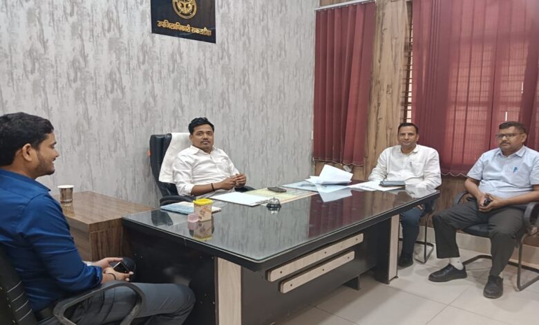 नवागत एसडीएम कुंदन राज कपूर अधिकारियों के साथ चर्चा करते हुए