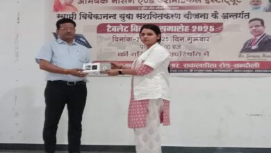 छात्रों को टैबलेट देते डॉ संजय यादव