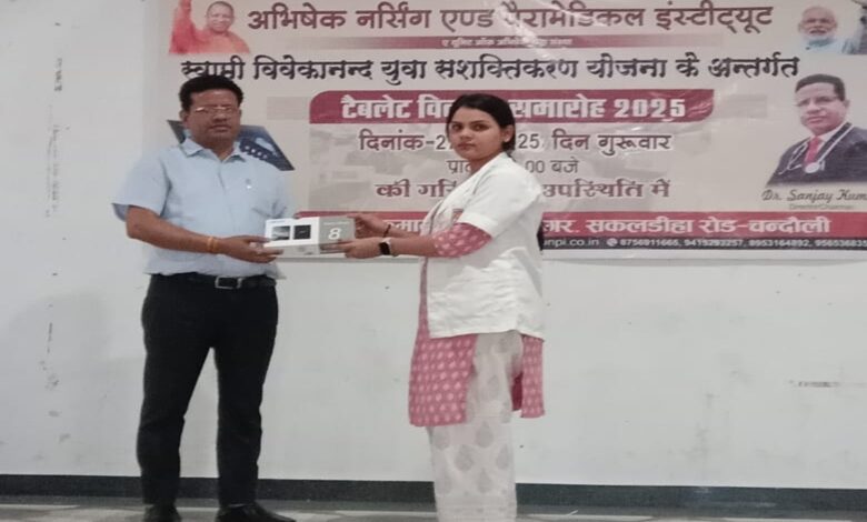 छात्रों को टैबलेट देते डॉ संजय यादव