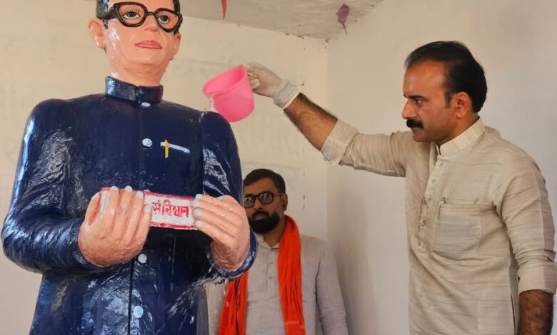 बाबा साहेब की प्रतिमा को स्नान कराते भाजपा विधायक सुशील सिंह