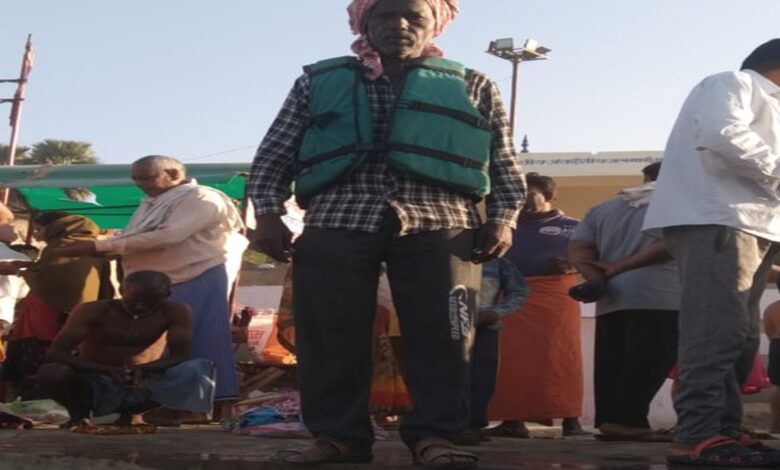 बलुआ घाट पर तैनात मार्कण्डेय माझी