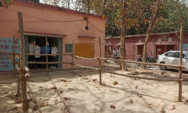 चहनियां स्थित खण्ड विकास कार्यालय सभागार में लगा बैरिकेटिंग